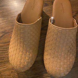 Universal Thread light tan clogs size 7.5